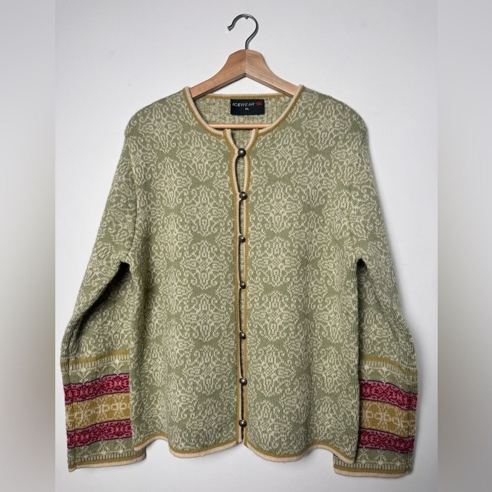 Cream and Green Cardigan Sweater with Elegant Design
